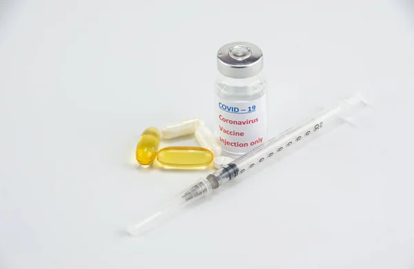 Şırınga ve COVID için aşı içeren haplar. 19 Coronavirus, hasta.