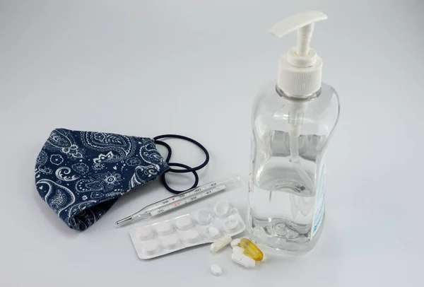Tıbbi termometre, yüz maskesi, haplar COVID - 19 Coronavirus, dezenfektan, hasta