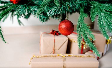 Noel ağacı süslemeler ve hediyelerle