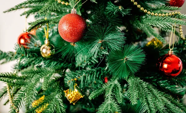 Renkli balo süslemeleri olan Noel ağacı