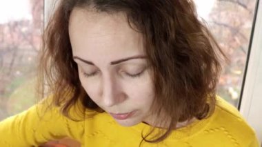 Bir kadın gitarda bir melodi çalar.