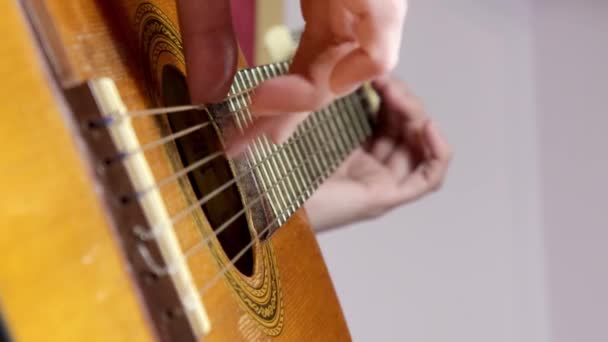Hermosa guitarra Busting juego de cerca. — Vídeos de Stock