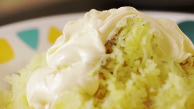 Kremalı ve bol mayonez soslu lezzetli spagetti, besleyici bir yemek için ideal.