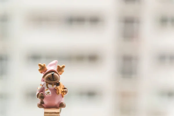 Kleine Hirschfigur im rosa Kostüm — Stockfoto