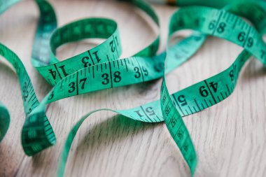 Ahşap arkaplanda yeşil mezura