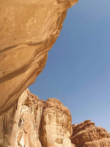 Farbige Schlucht mit roten Felsen — Stockfoto