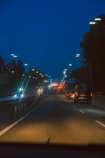 Расслабленная ночная дорога — стоковое фото
