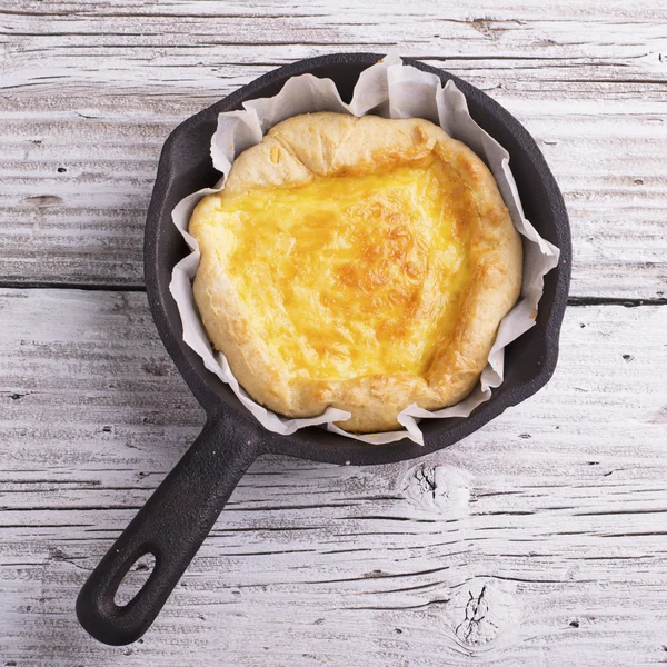 Fresh homemade tart with three kinds of cheese and crispy puff pastry — Stock Photo, Image