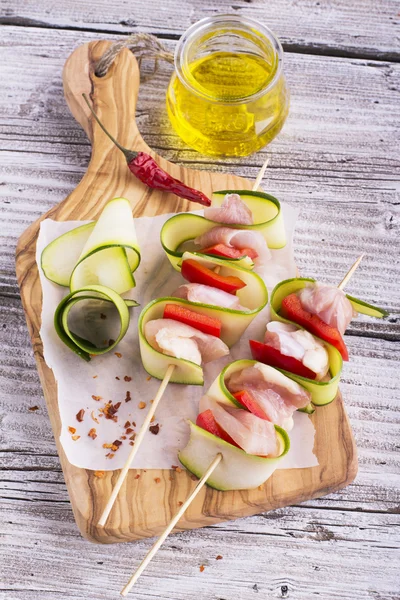 Olika grönsaker och kött kebab spett, ovanifrån, koncept — Stockfoto