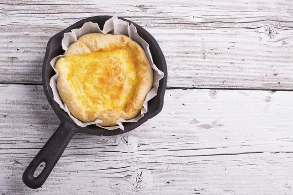 Tarte fraîche maison avec trois sortes de fromage et pâte feuilletée croustillante — Photo