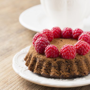 Taze olgun ahududu basit ev yapımı çikolatalı kek