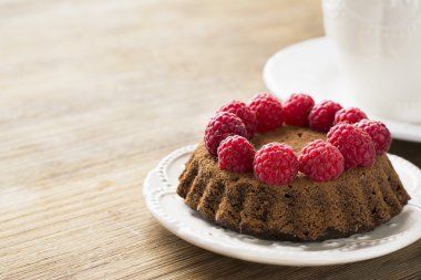 Taze olgun ahududu basit ev yapımı çikolatalı kek
