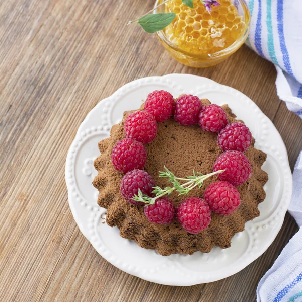 Pastel de chocolate casero simple con frambuesas maduras frescas — Foto de Stock