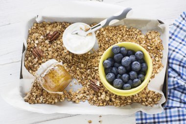 Ev gevrek altın granola pul ve fındık karışımı