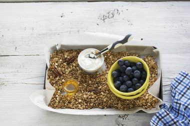 Ev gevrek altın granola pul ve fındık karışımı