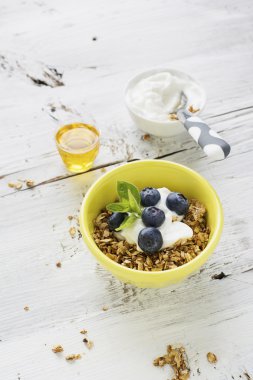 Ev gevrek altın granola pul ve fındık karışımı