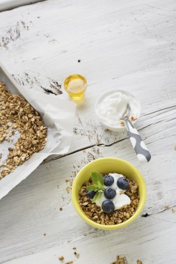 Ev gevrek altın granola pul ve fındık karışımı