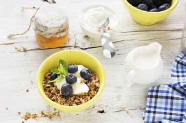 Ev gevrek altın granola pul ve fındık karışımı