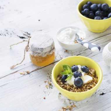 Ev gevrek altın granola pul ve fındık karışımı