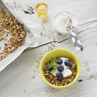 Ev gevrek altın granola pul ve fındık karışımı