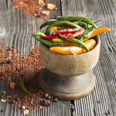 Biber ve baharat koyu ahşap arka plan üzerinde