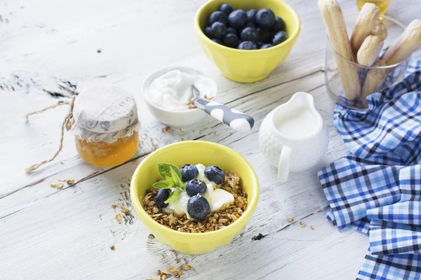 Ev gevrek altın granola pul ve fındık karışımı — Stok fotoğraf