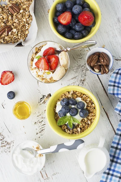 Egészséges reggeli friss granola, müzli, a tej és a bogyók egy fehér háttér — Stock Fotó