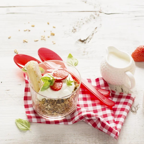 Strawberry yoghurt med müsli på en gammal trä bakgrund — Stockfoto