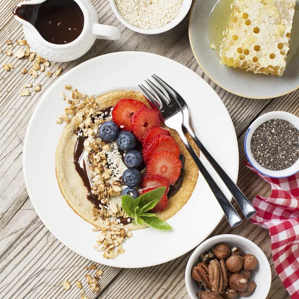 Crêpes à l'avoine dans une poêle sur une table en bois — Photo