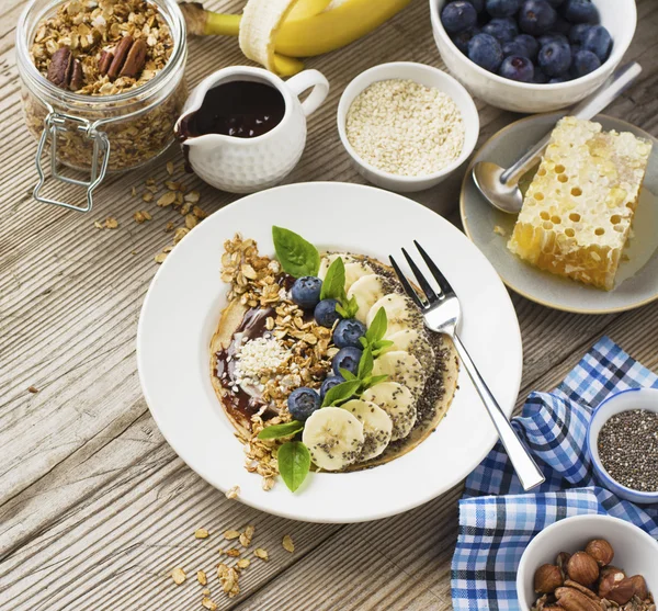 Sağlıklı kahvaltı eğilim. İnce yulaf krep muz, yaban mersini, goji Karpuzu, susam ve chia tohumu ile — Stok fotoğraf
