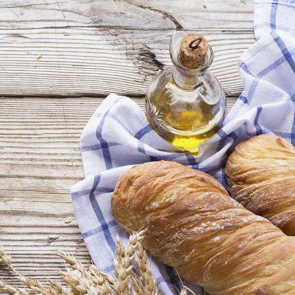 Pane appena sfornato al mercato contadino locale . — Foto Stock