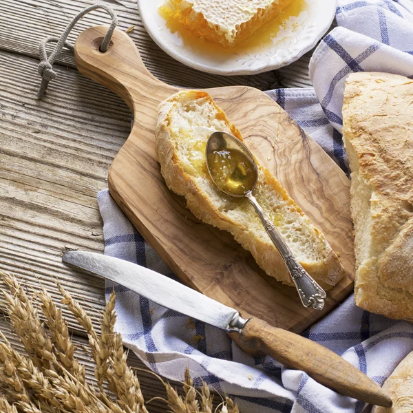 Vers gebakken brood op de lokale boerenmarkt. — Stockfoto