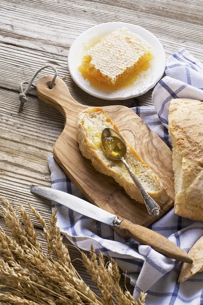 Nybakat bröd på lokal farmer's market. — Stockfoto