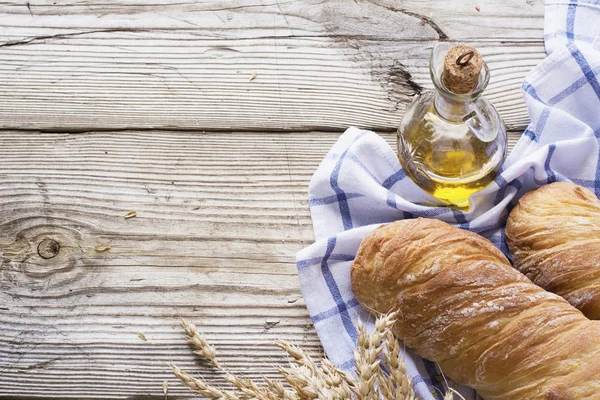 Pane appena sfornato al mercato contadino locale . — Foto Stock