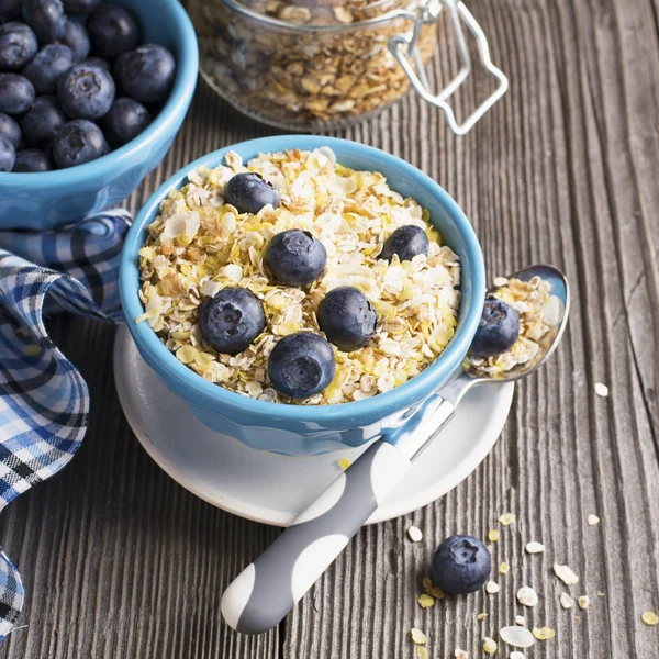 Par de tazones de cerámica azul cereales de desayuno completo con arándanos frescos y leche — Foto de Stock