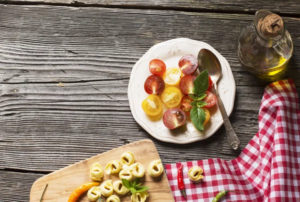 木製の背景にオリーブ オイルと完熟トマトのカラフル サラダ — ストック写真