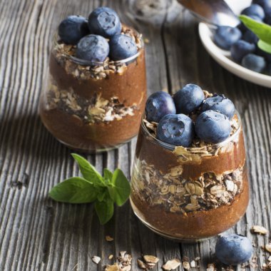 Sağlıklı ev yapımı kahvaltı. Gevrek gevrek ve taze meyveler yaban mersini çikolatalı muz smoothie