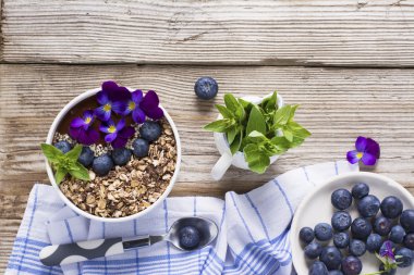 Bir tepesi granola, yaban mersini, beyaz susam ile Çikolatalı muz Smoothies kase