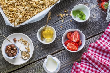 Sağlıklı kahvaltı. Granola, taze çilek ve yoğurt