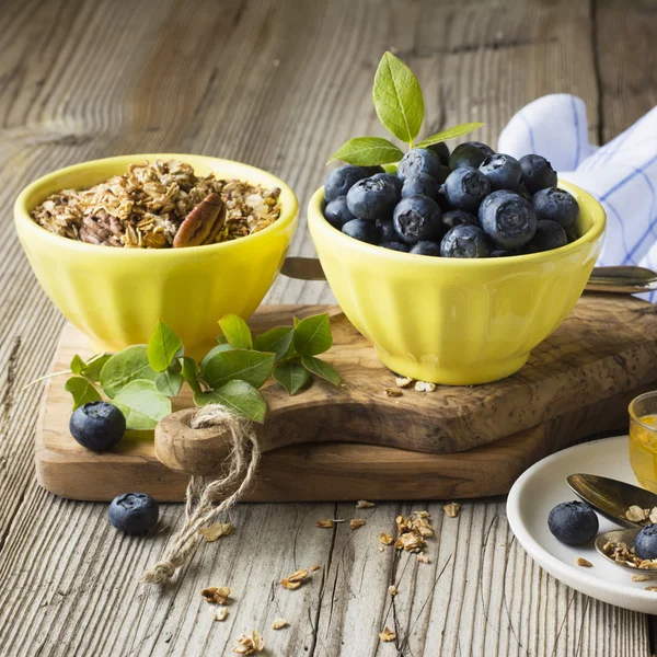 Bodegón de desayuno saludable. Copos de cereales para bayas maduras de arándanos — Foto de Stock