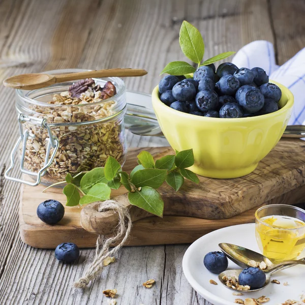 健康的な朝食の静物。熟した果実のブルーベリーの穀物のフレーク — ストック写真