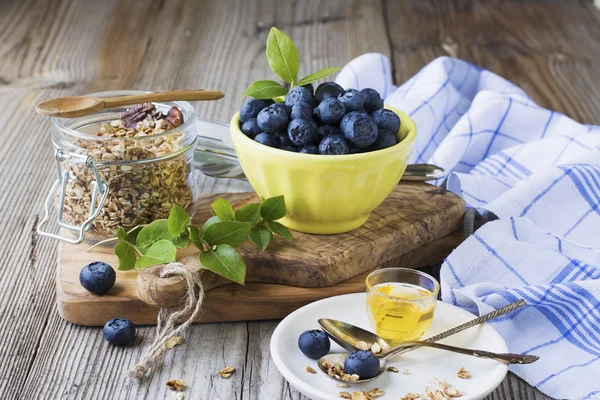 Bodegón de desayuno saludable. Copos de cereales para bayas maduras de arándanos — Foto de Stock