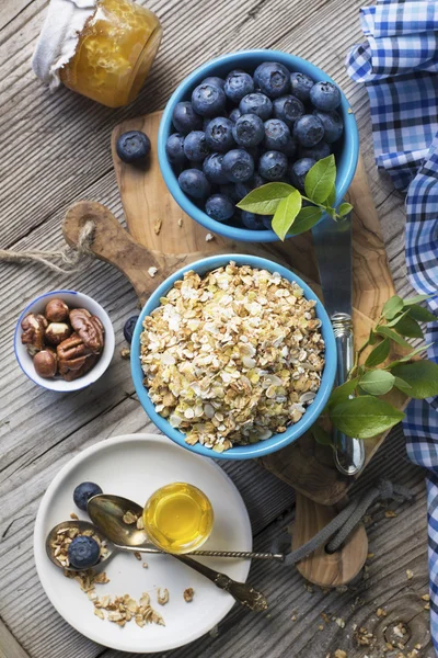 Bodegón de desayuno saludable. Copos de cereales para bayas maduras de arándanos —  Fotos de Stock
