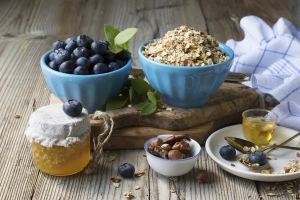 Bodegón de desayuno saludable. Copos de cereales para bayas maduras de arándanos — Foto de Stock