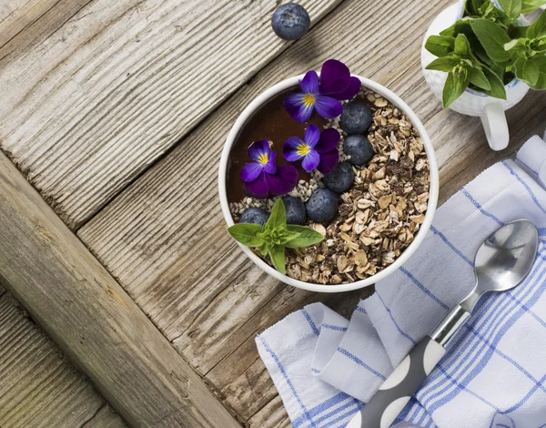 Csokoládés banán Smoothies tál egy feltöltéssel, granola, áfonya, fehér Szezám — Stock Fotó