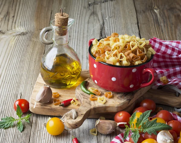 Pastas caseras. Italiano tradicional en forma de corazones en una olla de cerámica roja antes de cocinar — Foto de Stock