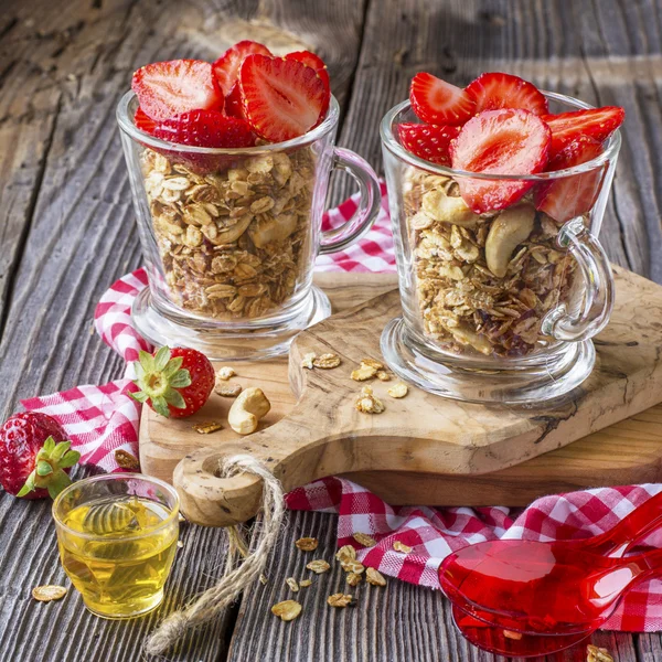 Hälsosam frukost efterrätt. Hem crunchy müsli med nötter och färska jordgubbar — Stockfoto
