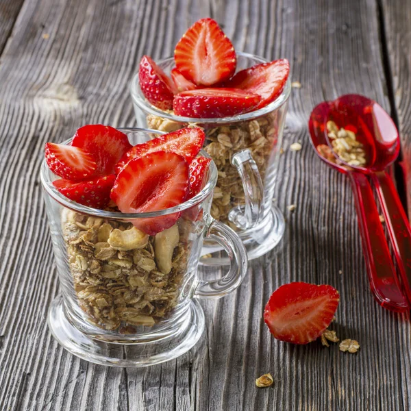 Egészséges reggeli desszert. Otthoni ropogós granola, dió és a friss eper — Stock Fotó