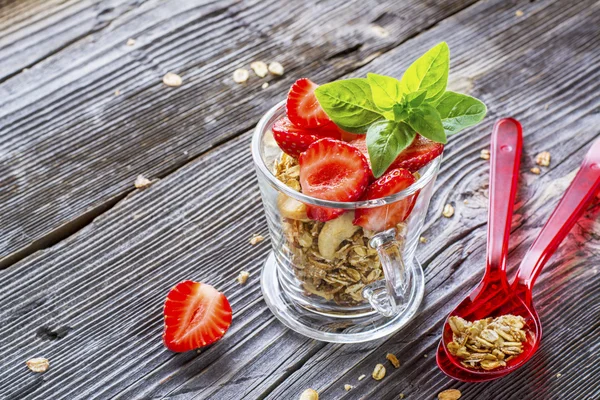 Healthy breakfast dessert. Home crunchy granola with nuts and fresh strawberries — Stock Photo, Image