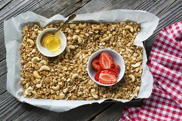 Egészséges reggeli. Granola, friss eper és joghurt — Stock Fotó